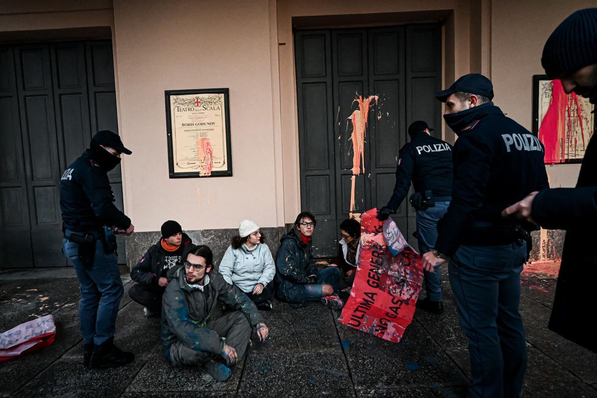 Ecologistas lanzan pintura contra la fachada de La Scala de Milán