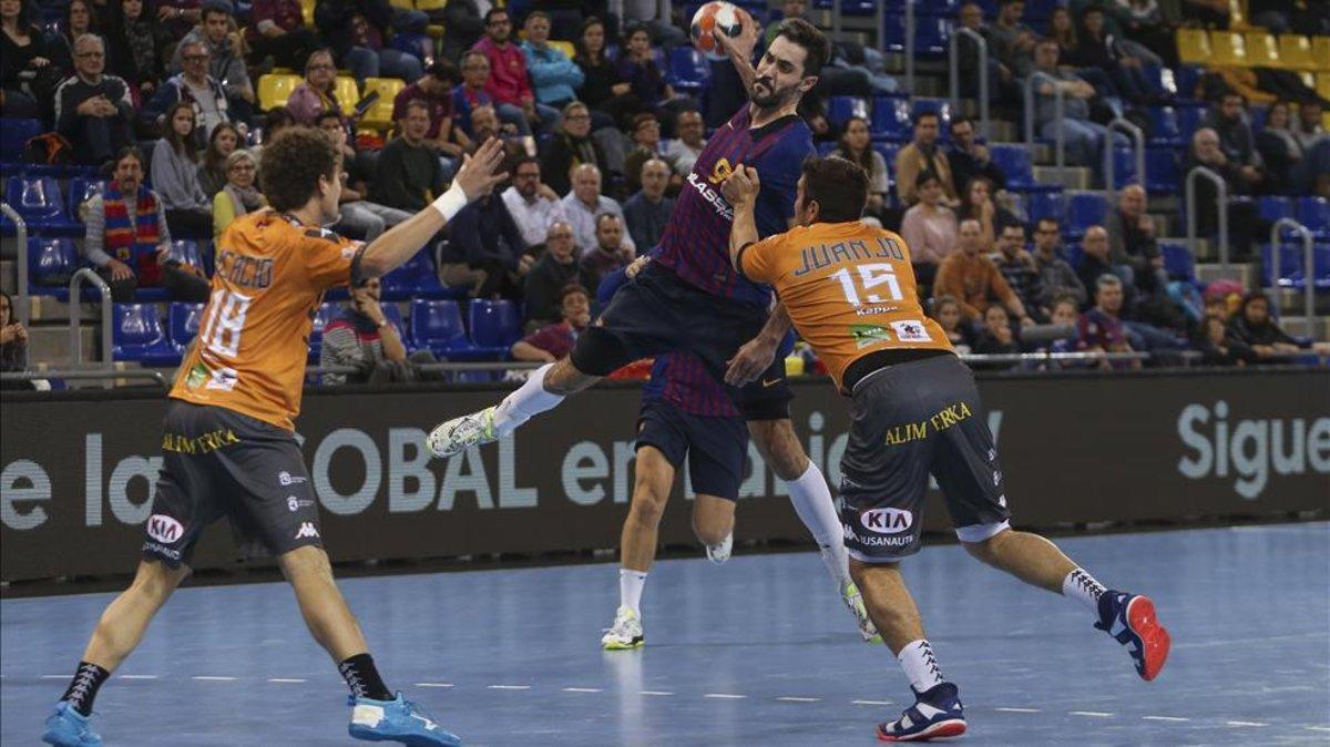 Raúl Entrerríos busca el lanzamiento ante la tupida defensa leonesa