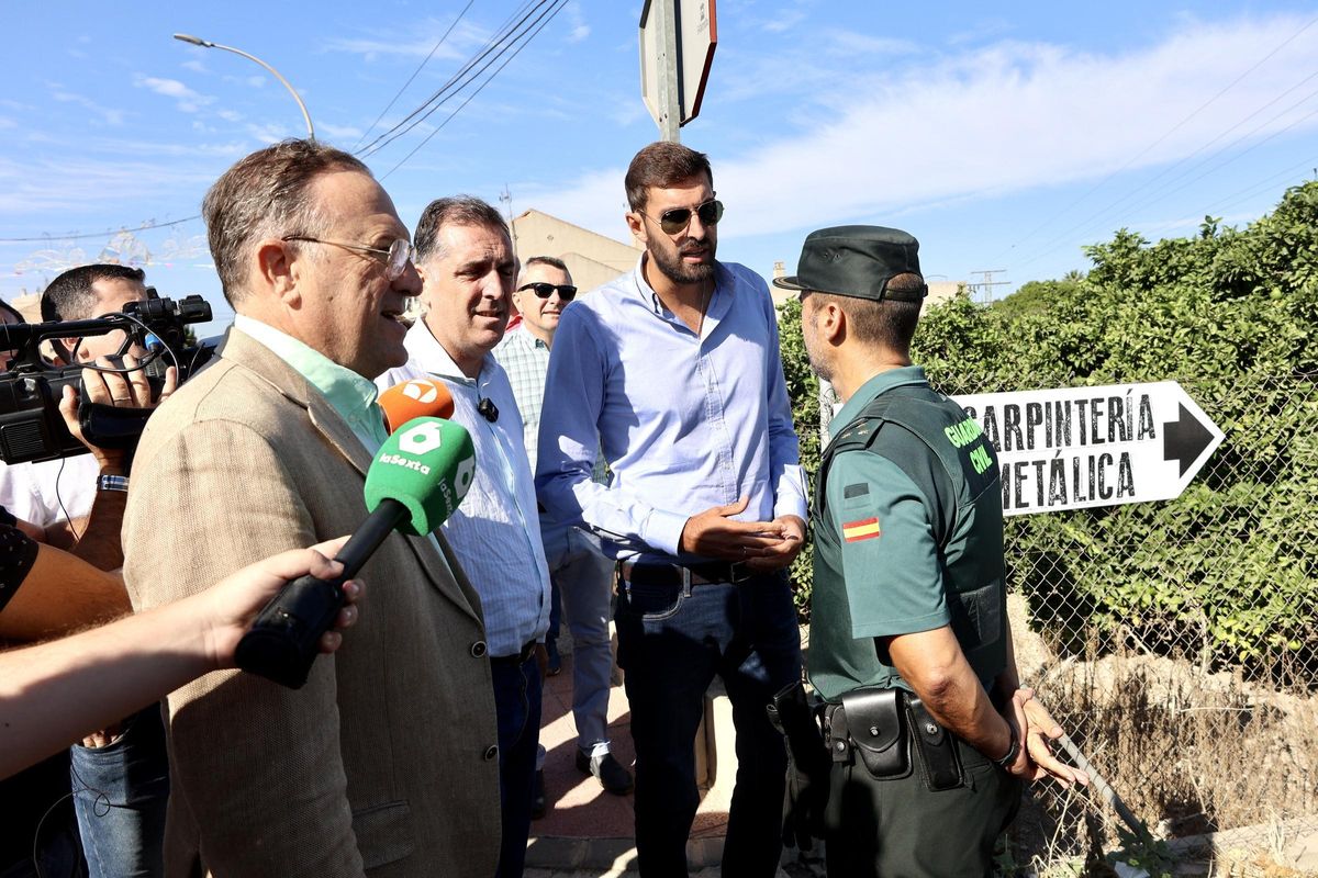 Los dirigentes de Vox se acercaron a saludar a los agentes de la Guardia Civil.