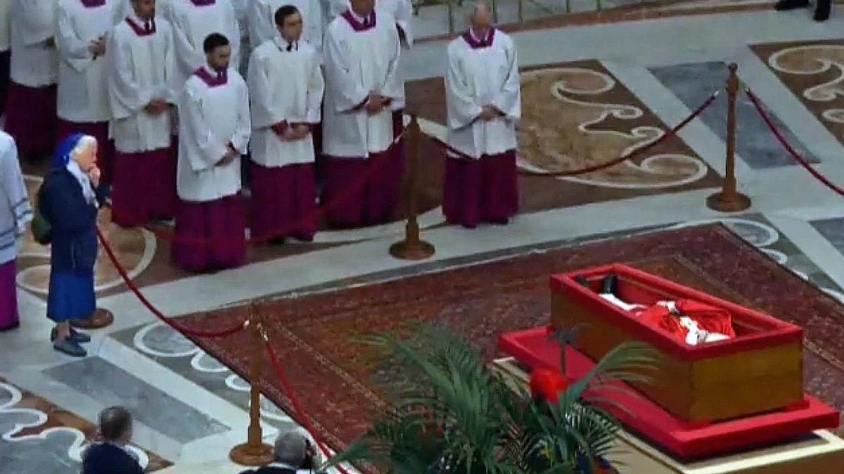 Una monja rompe el protocolo y se sitúa cerca del féretro del Papa