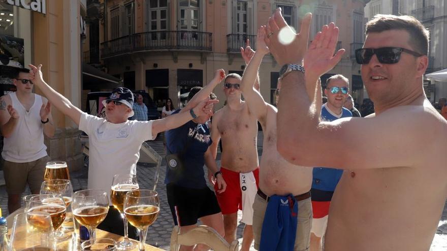 Aficionados del Rangers en el Centro de Málaga antes de disputar la final de la Europa League en Sevilla. / ÁLEX ZEA