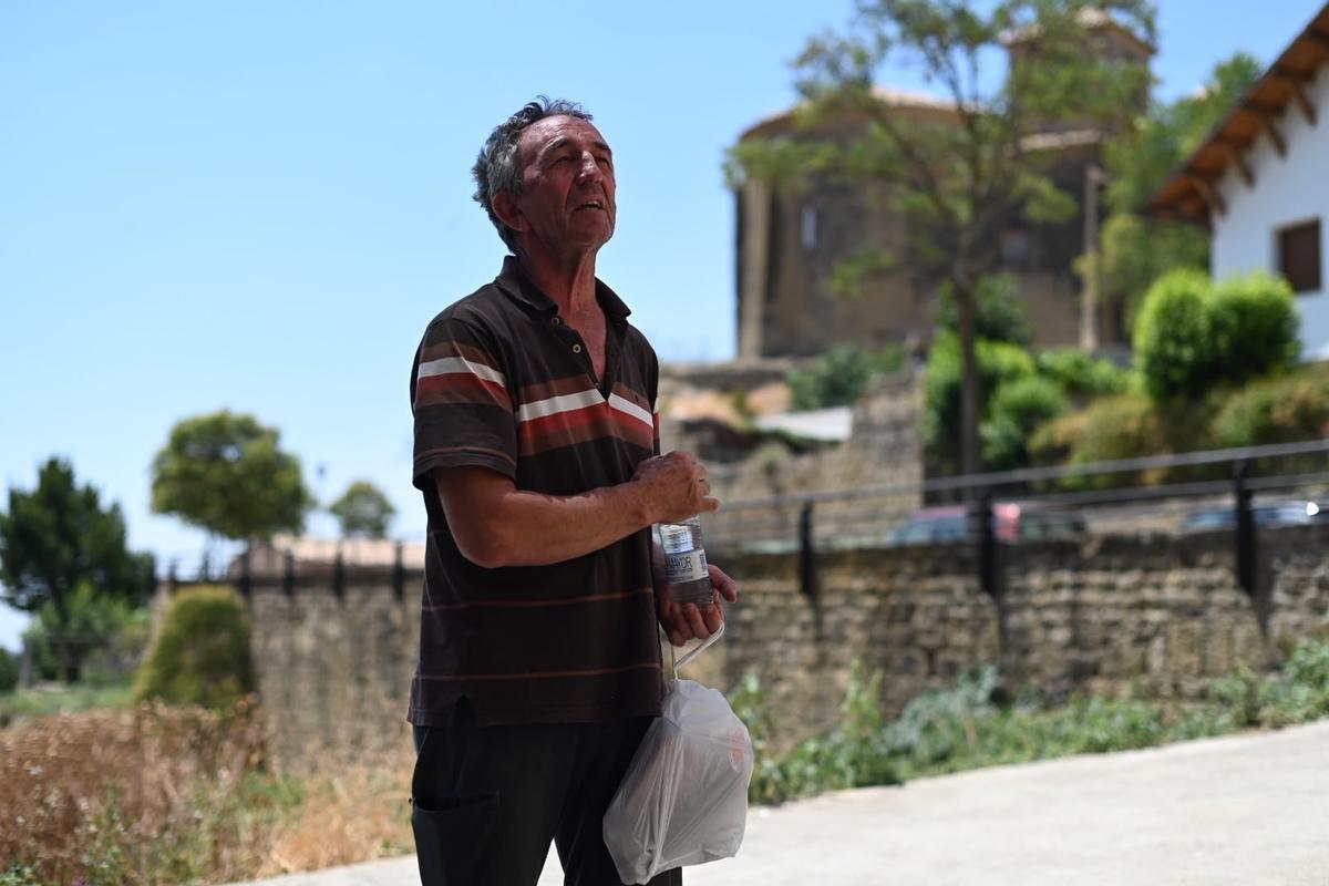 En imágenes I Los vecinos de Luesia vuelven a sus casas tras ser desalojados por el incendio de Orés