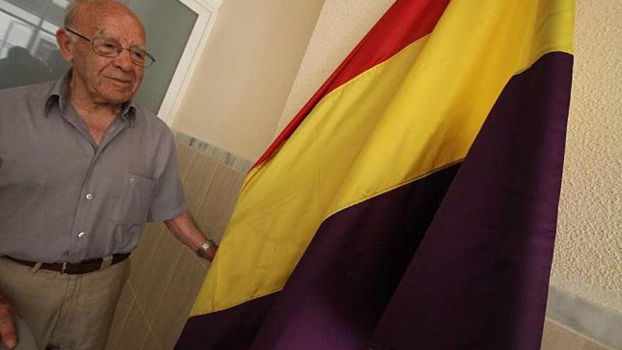 Daniel Monzó posa con la bandera republicana en la sede de EU en Novelda.