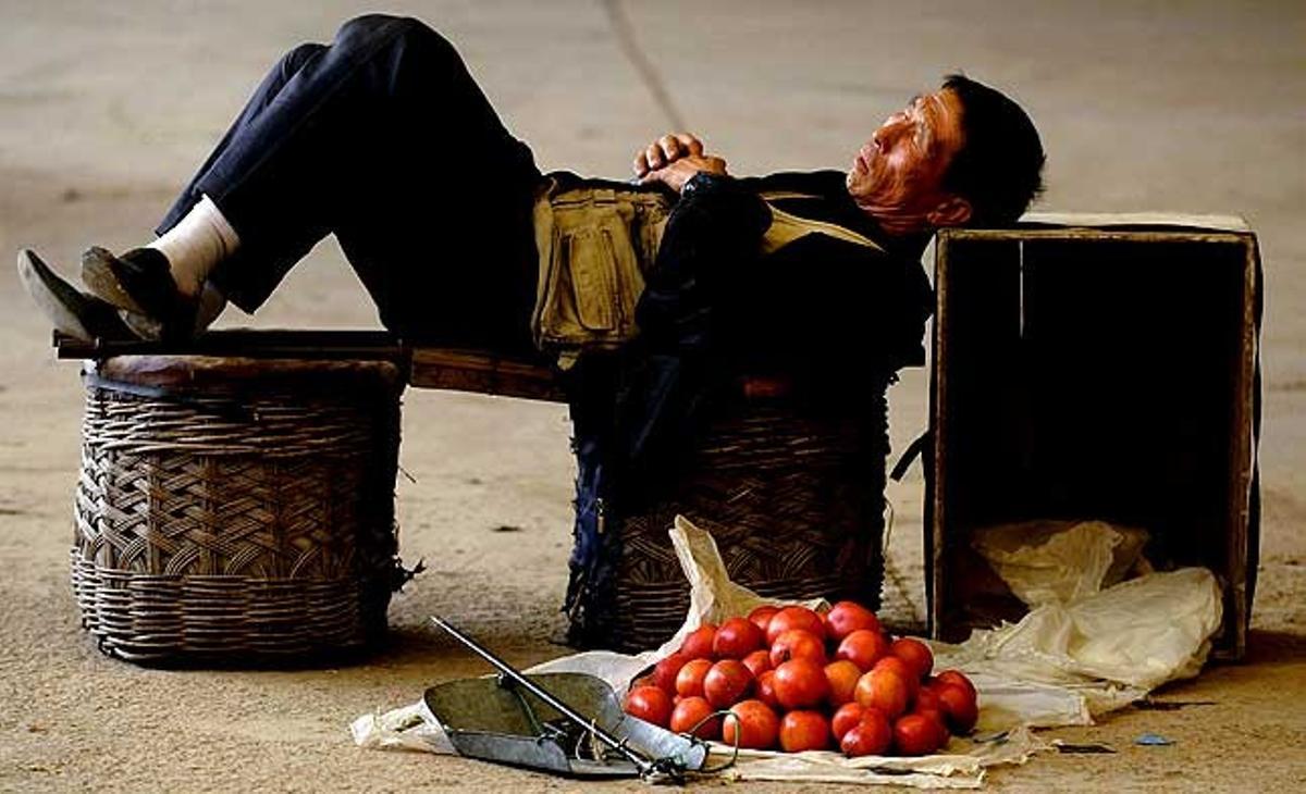 Un home ven tomàquets en un mercat a l’aire lliure a Changzhi, província de Shanxi (Xina).