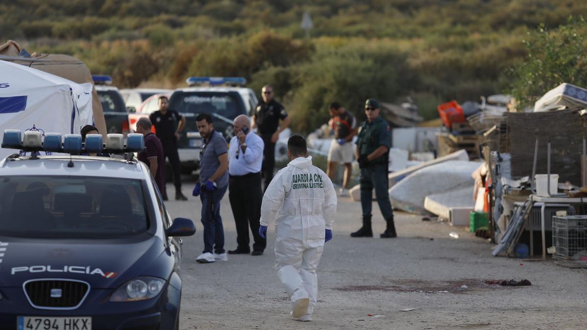 La Guardia Civil acordonó la zona, a la espera de que levantasen el cadáver del chico asesinado en Mazarrón.