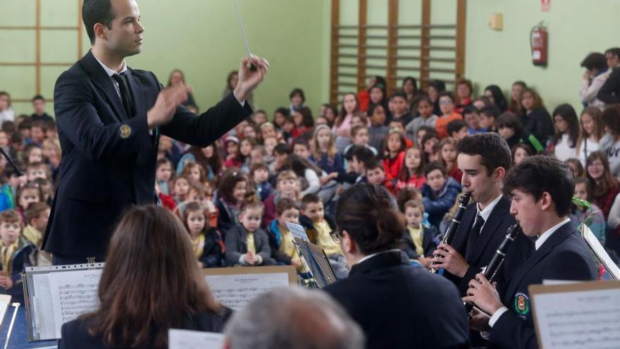 La Banda de Música de Avilés, durante un concierto en el colegio Enrique Alonso