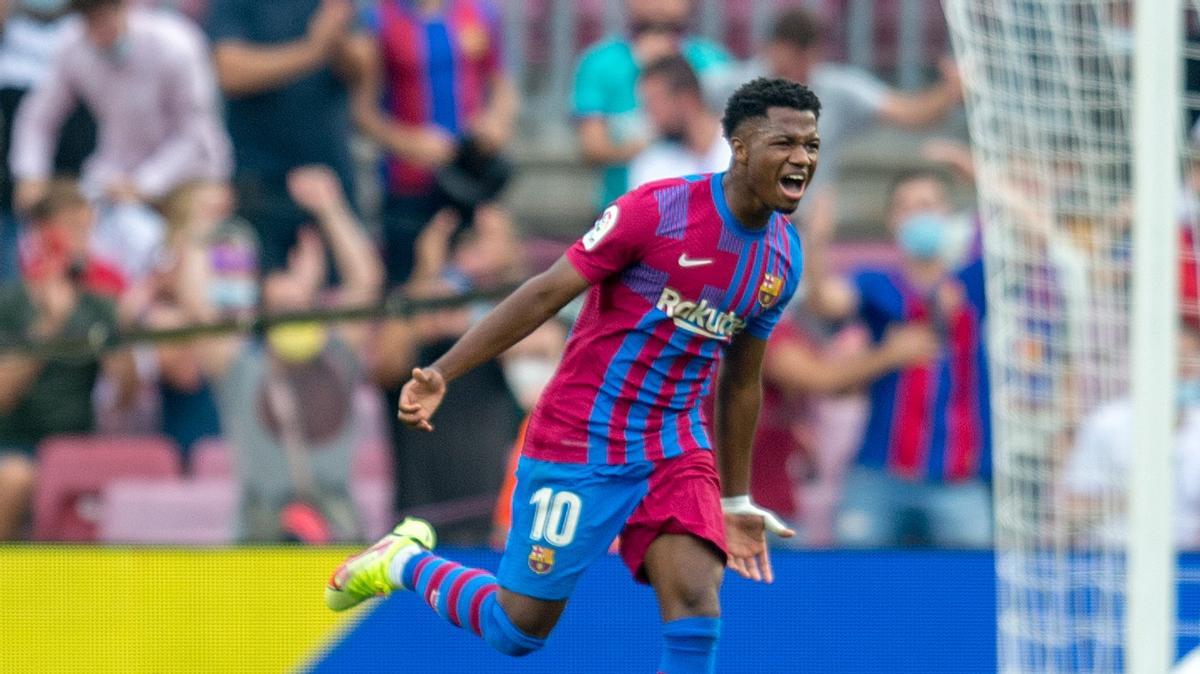 Ansu Fati celebra su gol al Levante en el Camp Nou.