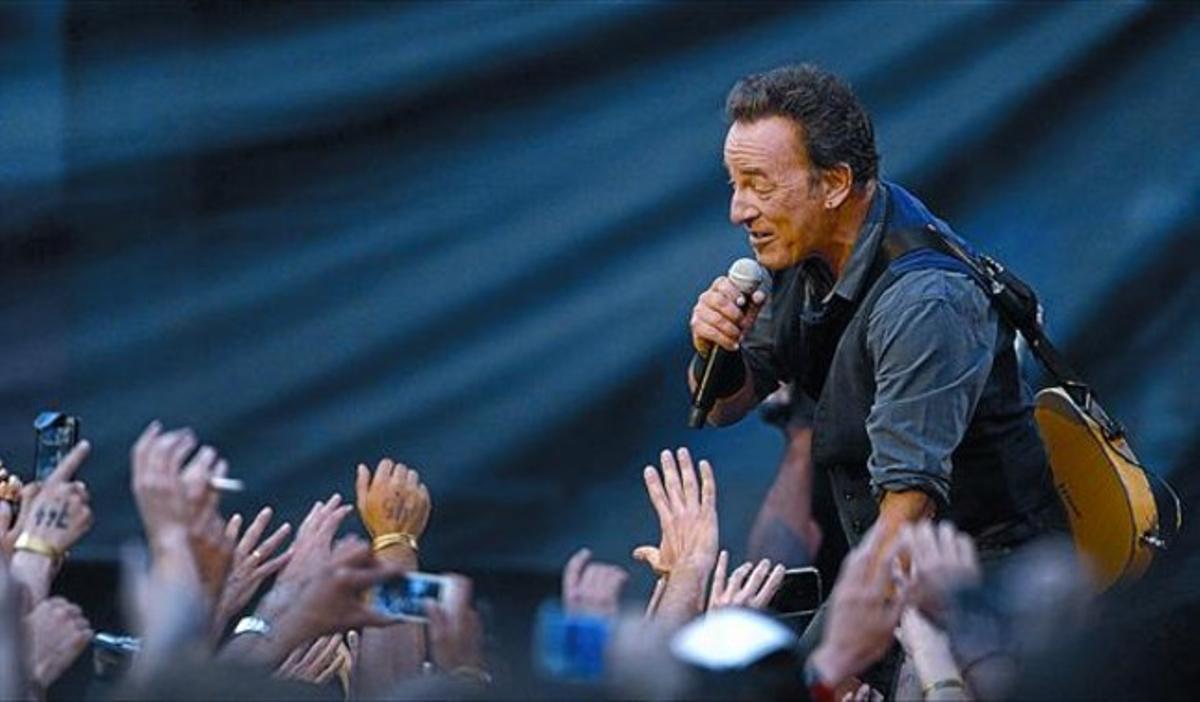 Bruce Springsteen, dimecres a la nit, durant la seva actuació a l’estadi d’El Molinón, a Gijón. Bruce Springsteen, dimecres a la nit, durant la seva actuació a l’estadi d’El Molinón, a Gijón.