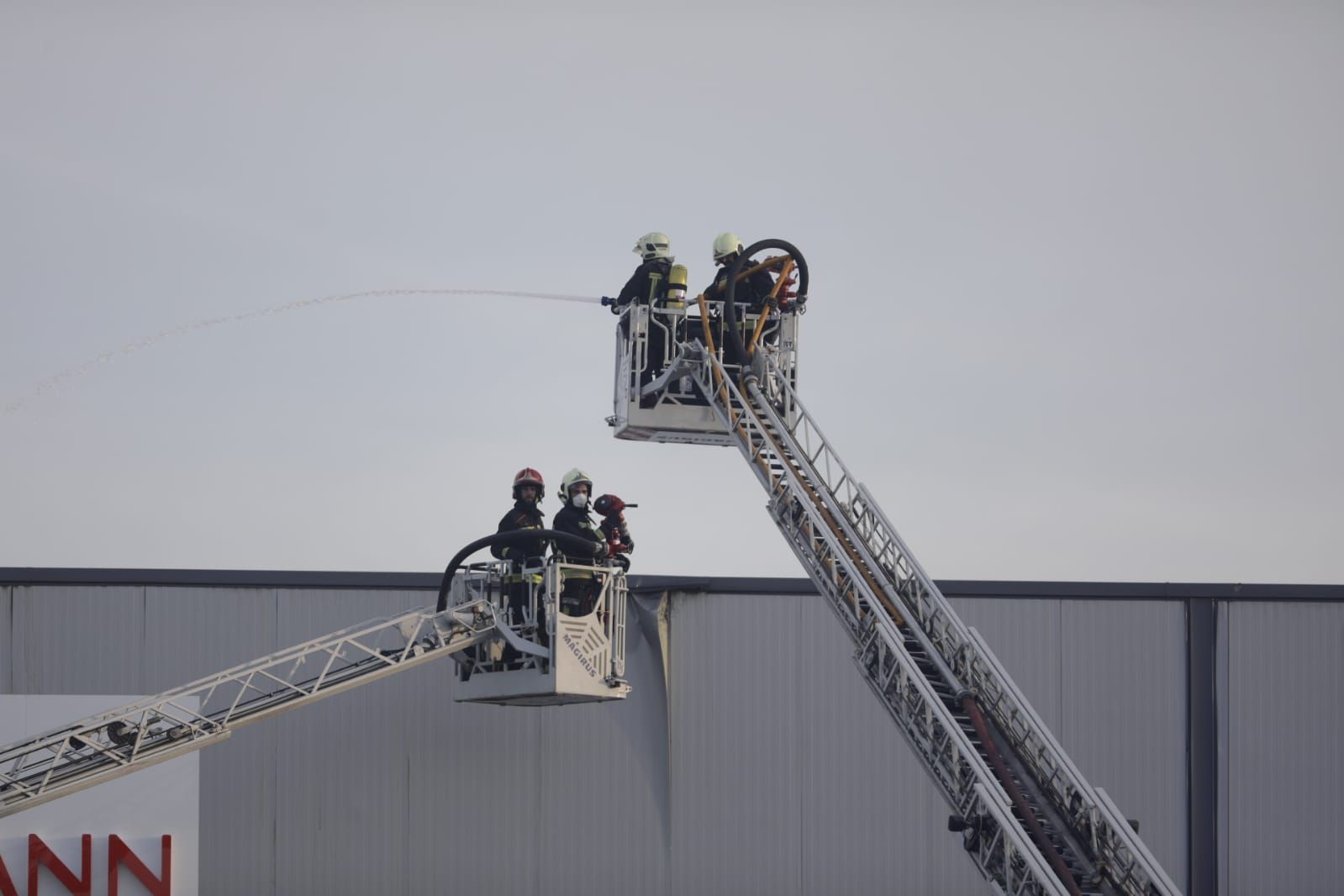 Feuer zerstört Möbelhaus Jysk in Manacor auf Mallorca