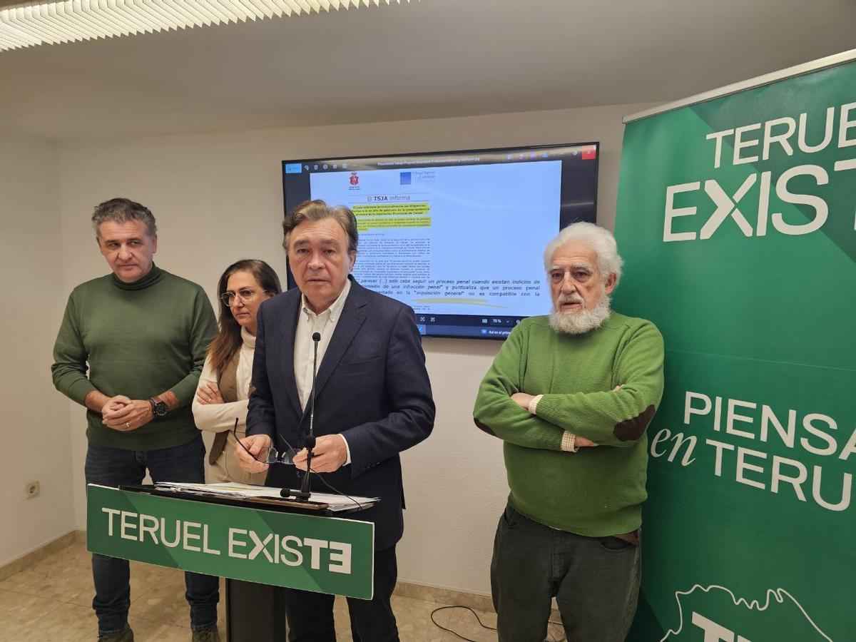 Guitarte en la rueda de prensa, con (izda a dcha) Joaquín Moreno, Pilar Buj y Manolo Gimeno.