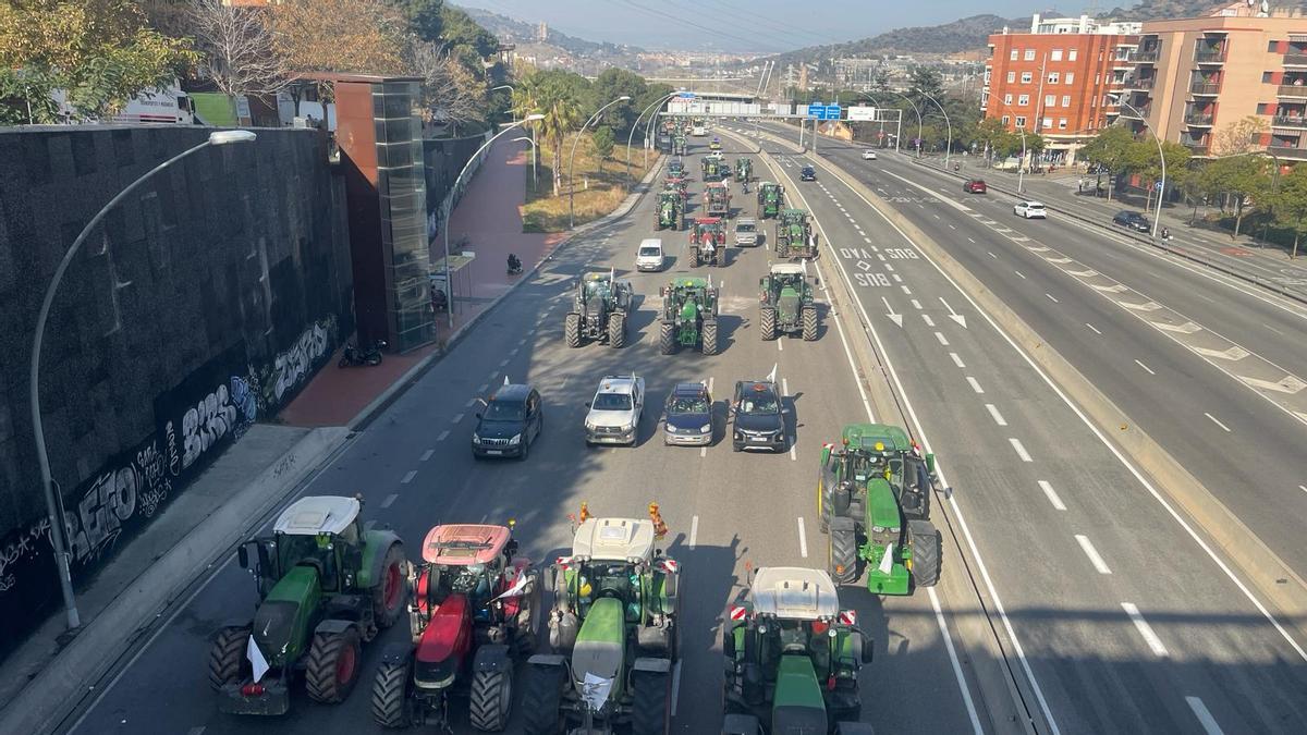 Los tractores circulan por las calles de Barcelona