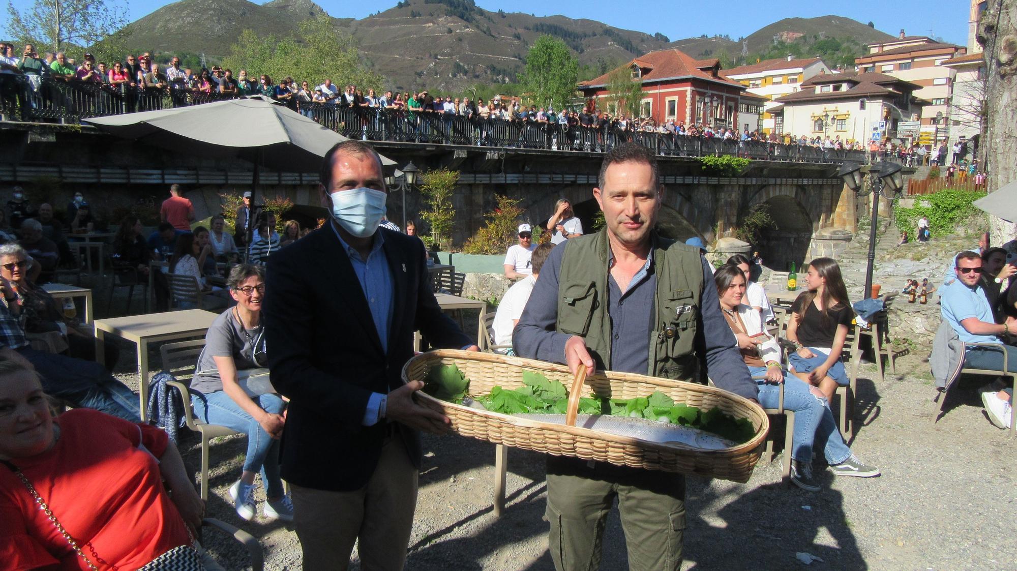 EN IMÁGENES: Así fue la subasta del campanu del Sella, que se hizo de rogar