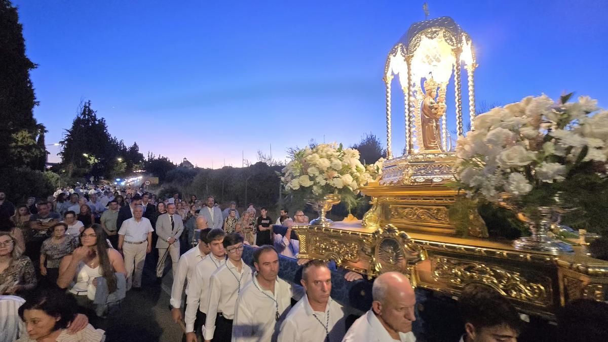 Una multitud acompaña a la Virgen de los Remedios.