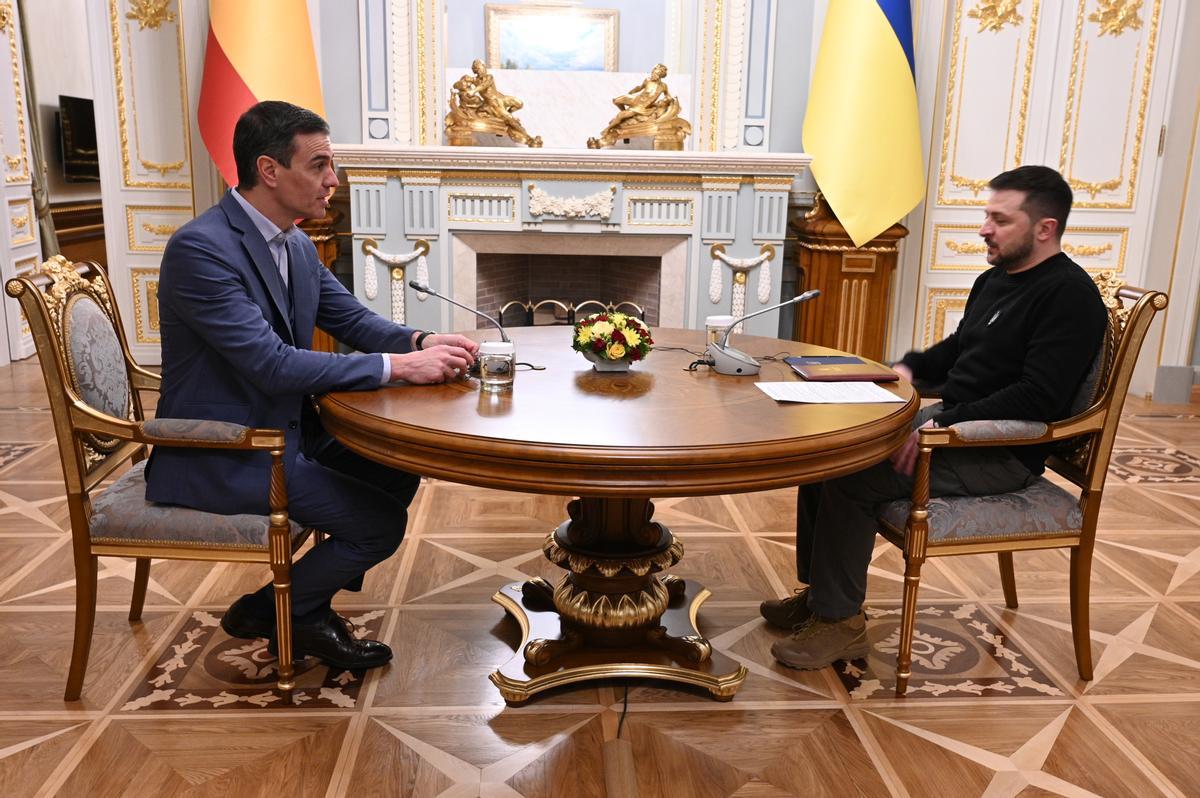 El presidente del Gobierno, Pedro Sánchez, reunido con Volodímir Zelenski en Kiev (Ucrania).