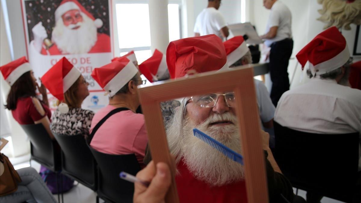 Estudiantes de Santa Claus en clase en Sao Paulo, Brasil.