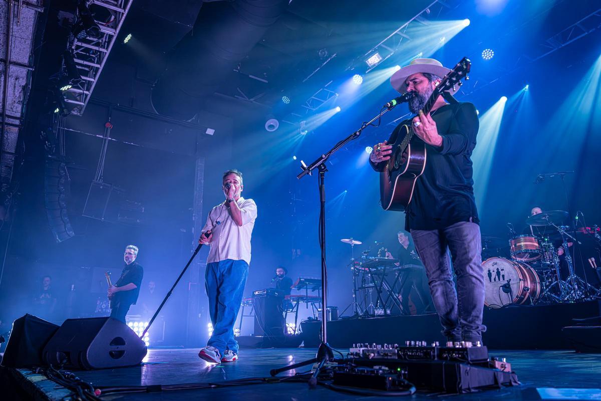 Love of Lesbian cierra filas con su ‘hermandad’ en un inflamado estreno en Razzmatazz