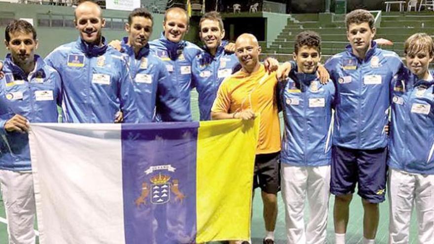 Los jugadores que lograron el ascenso a la Segunda categoría del Campeonato de España por equipos. De izq. a dcha. Narciso Reyes, Marcos Conde, Daniel Rodríguez, Fernando Conde, David Marrero, Álvaro Rodríguez, Guanarteme Nuez, David Vega y Airam Castellano.