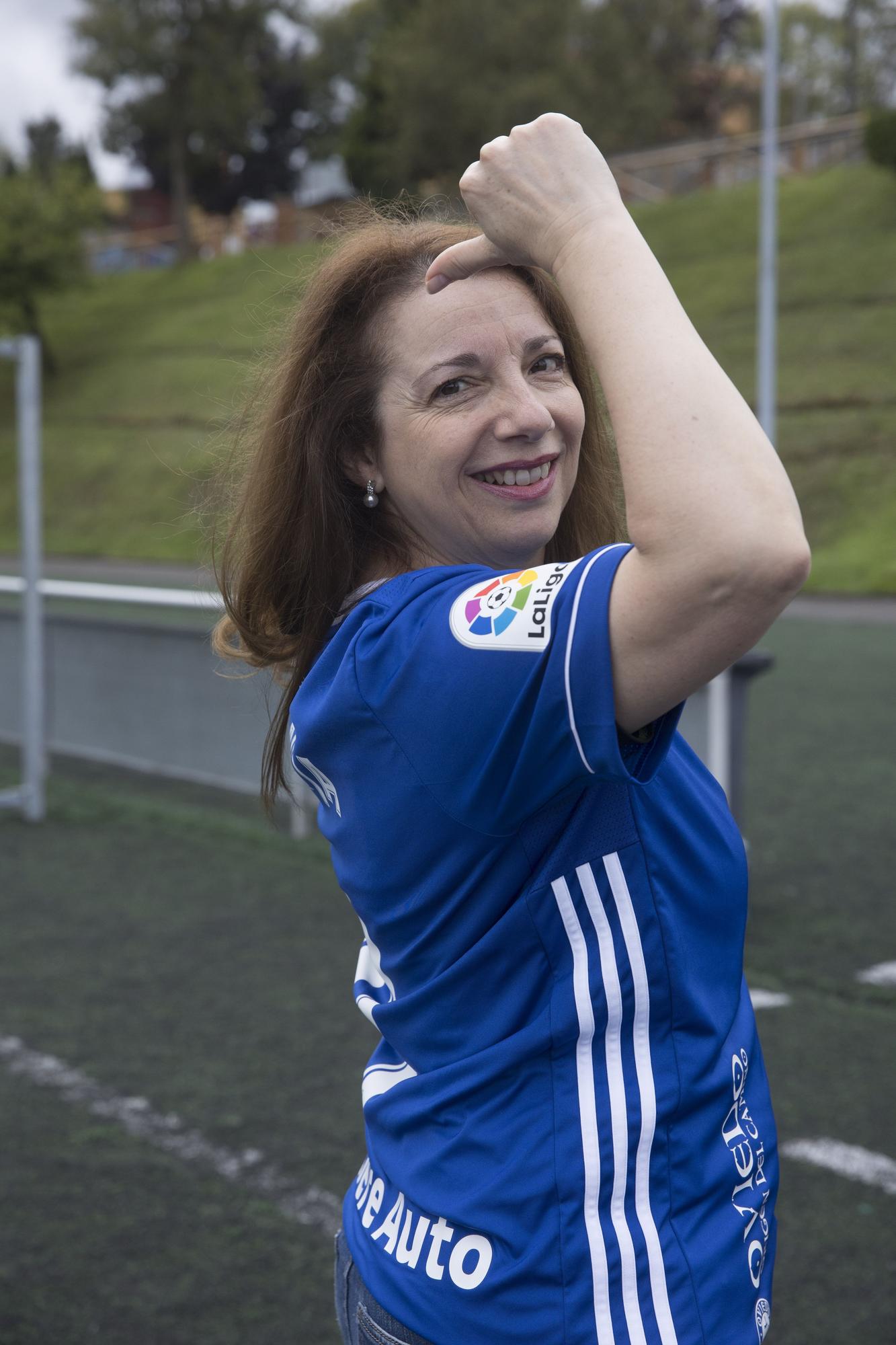 Los aficionados del Oviedo y del Sporting se visten de jugadores para el derbi