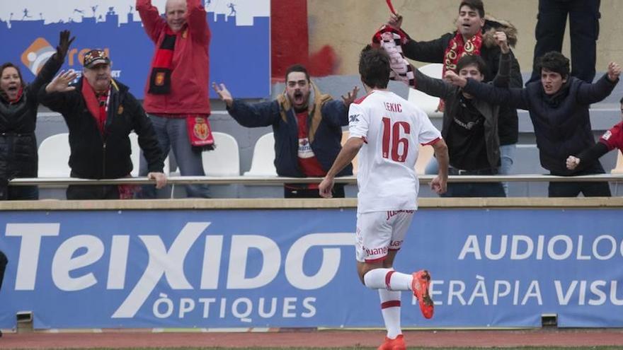 Lekic celebra el gol con mallorquinistas desplazados ayer a Reus.