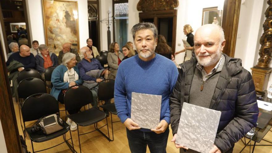 Tadanori Yamaguchi y Víctor Arrizabalaga, ayer, en la presentación del libro en el Museo Evaristo Valle. | Miki López