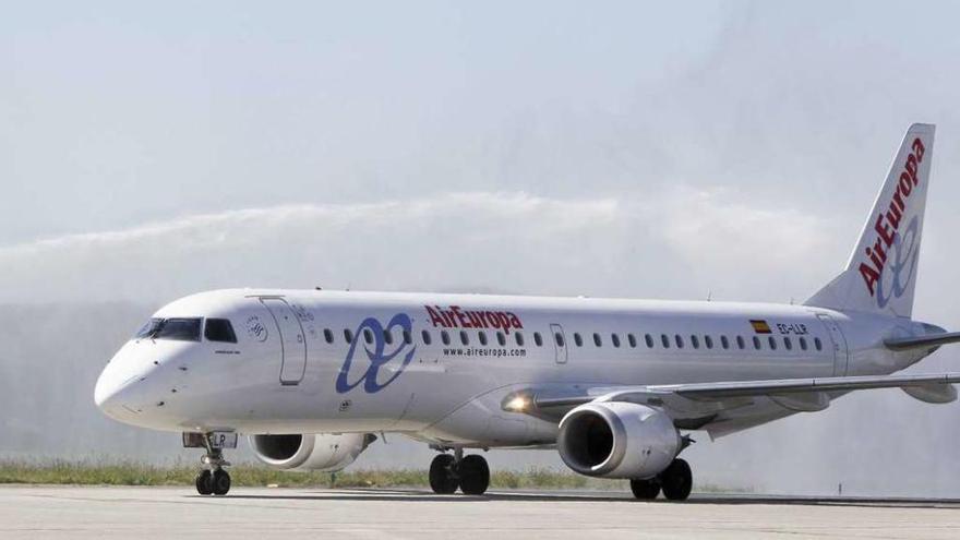 Llegada de un avión de Air Europa al aeropuerto de Alvedro.