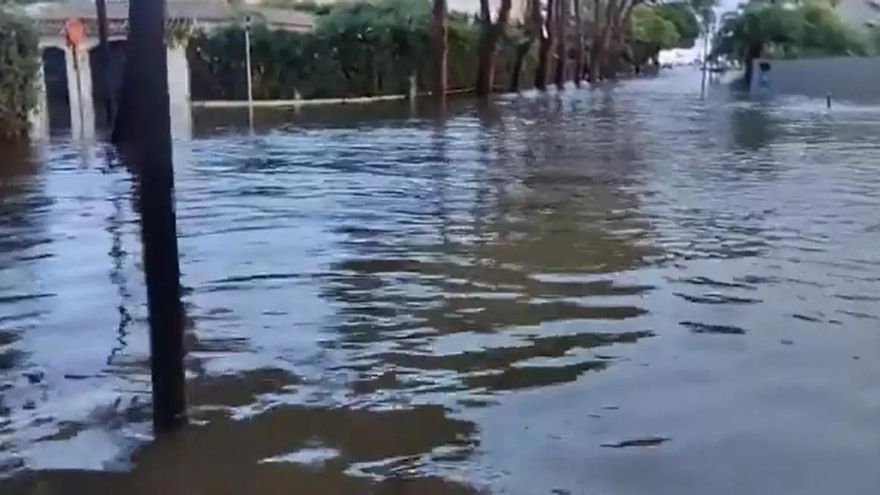Una forta tempesta descarrega fins a 90 litres i inunda diversos carrers de Sitges
