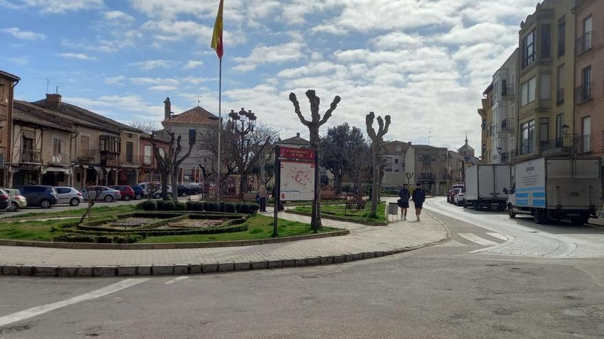 En las imágenes superiores, plaza de Santa Marina en la que se acometerá la segunda fase de reurbanización y un camino rural del municipio. A la izquierda, recinto de la piscina en el que se renovarán los vestuarios. | M. J. C.