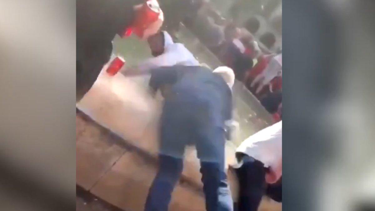 Captura de uno de los vídeos que circulan que recoge el momento en el que un hincha del Liverpool tira a un vendedor ambulante a la fuente de la plaza Reial de Barcelona. Captura de uno de los vídeos que circulan que recoge el momento en el que un hincha del Liverpool tira a un vendedor ambulante a la fuente de la plaza Reial de Barcelona.
