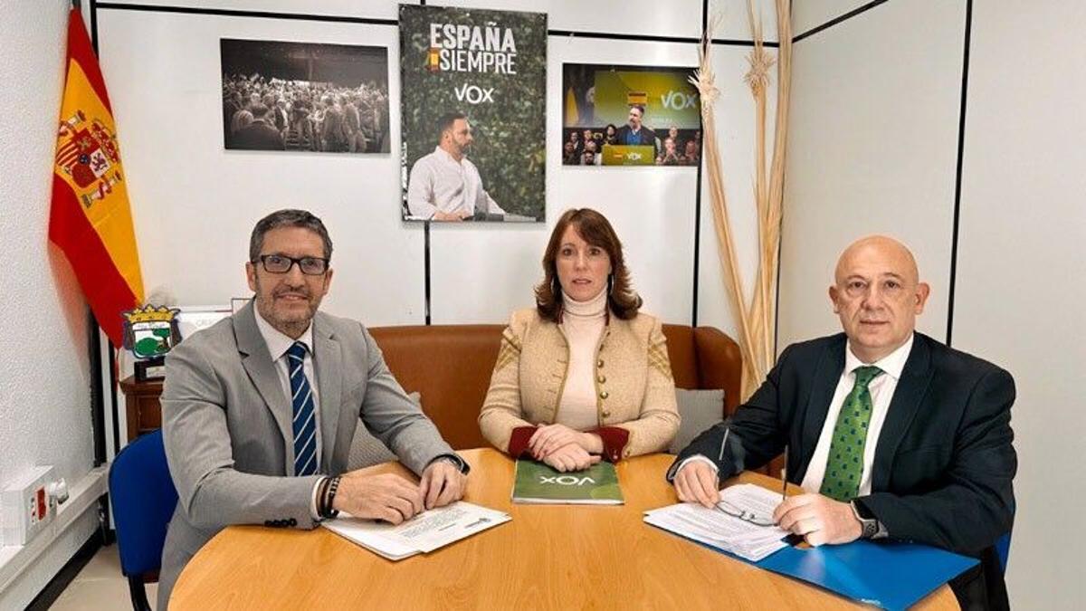 Daniel Martín (izqda.), el concejal de Móstoles que ha abandonado Vox, junto a la portavoz de la formación en el municipio, Nieva Machín.