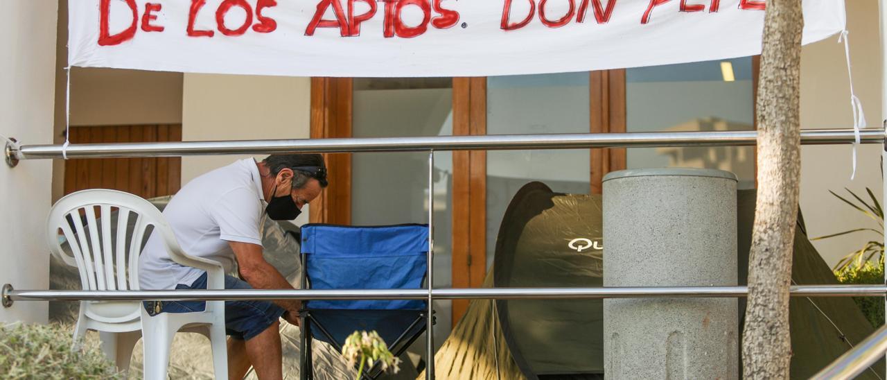 Imagen de archivo de la acampada de protesta de los propietarios de los apartamentos Don Pepe frente al Ayuntamiento de Sant Josep.