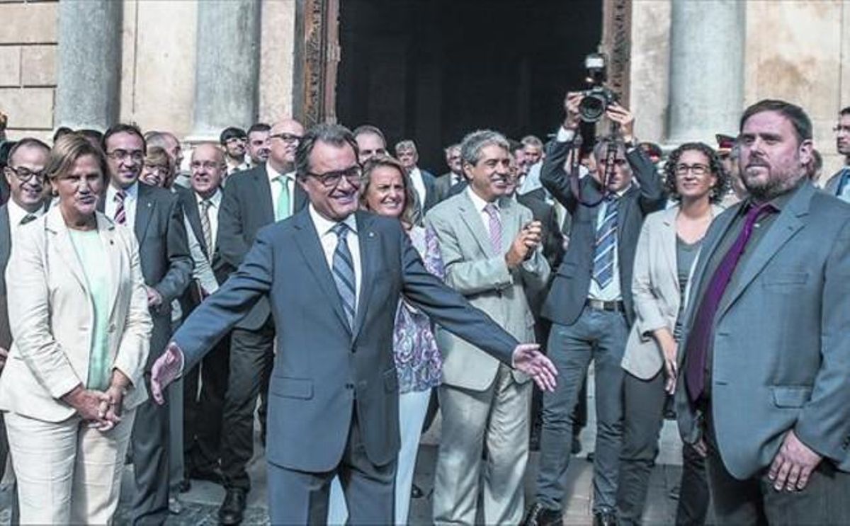 Mas, envoltat de consellers i dirigents de les forces pro consulta. Mas, envoltat de consellers i dirigents de les forces pro consulta.
