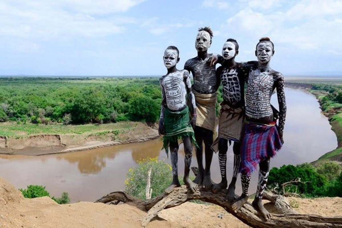 Miembros de una tribu en las orillas del río Omo