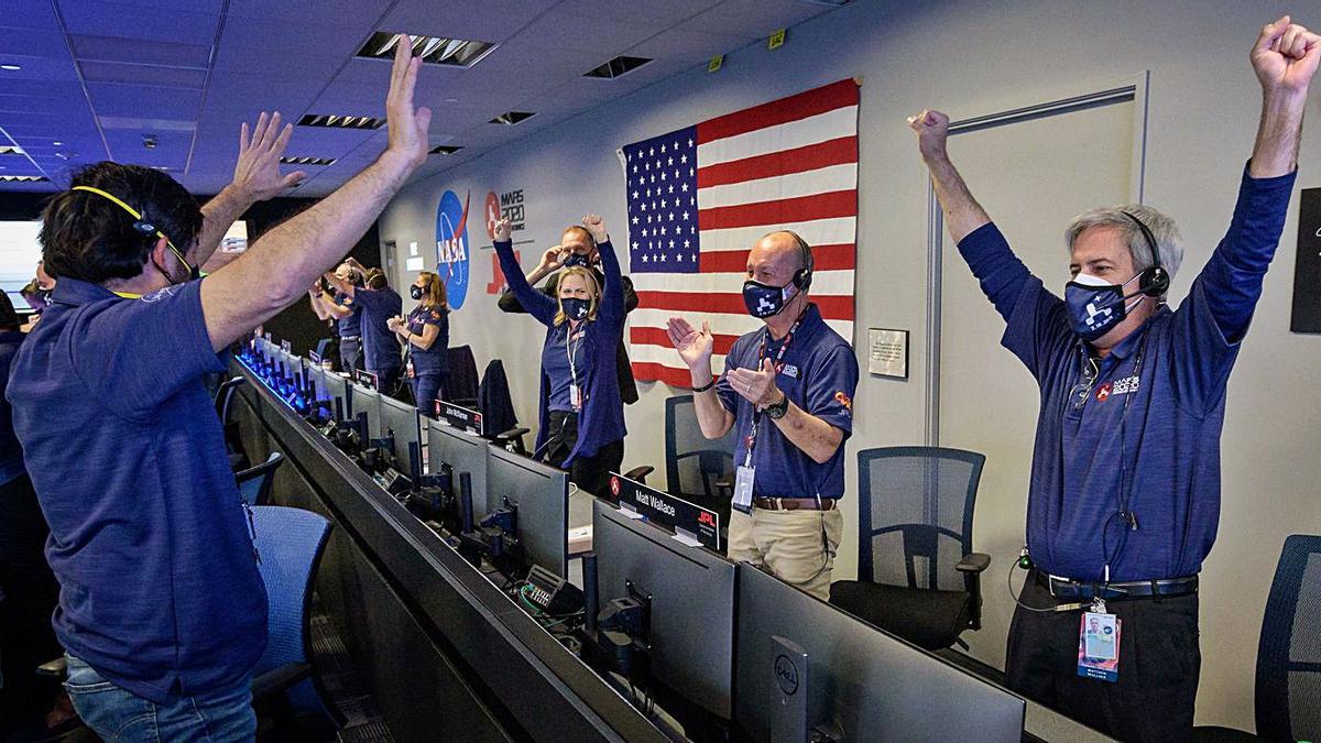 Técnicos de la NASA celebran el exitoso amartizaje del vehículo explorador. |   // EPA/BILL INGALLS