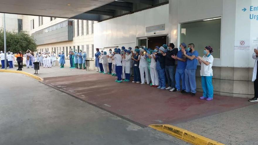 Profesionales del hospital agradecen los aplausos que reciben.