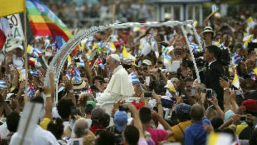 El Papa Francisco se reúne durante media hora con Fidel Castro