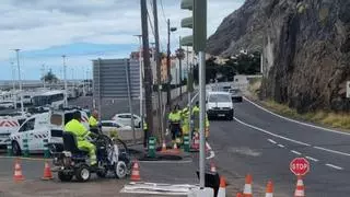 Santa Cruz instala el semáforo del nuevo 'parking' de Las Teresitas para evitar caos en el tráfico