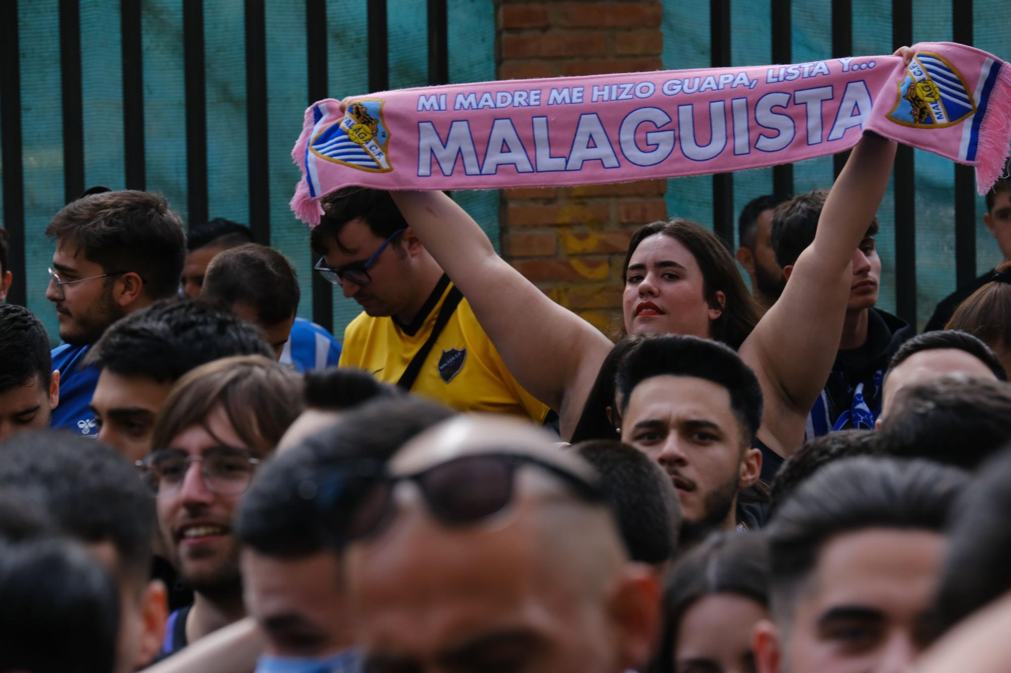 La protesta de la afición antes del Málaga CF - UD Ibiza, en imágenes