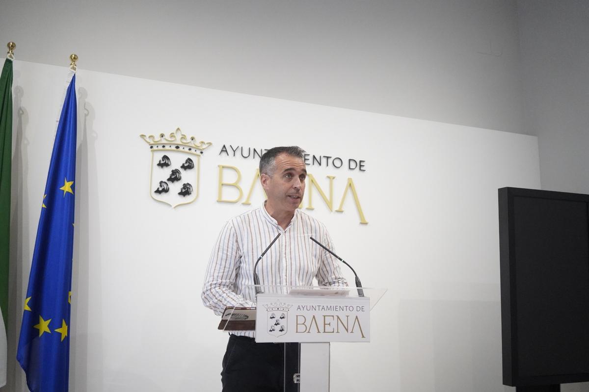 El concejal José Andrés García Malagón, durante la rueda de prensa en el ayuntamiento de Baena.