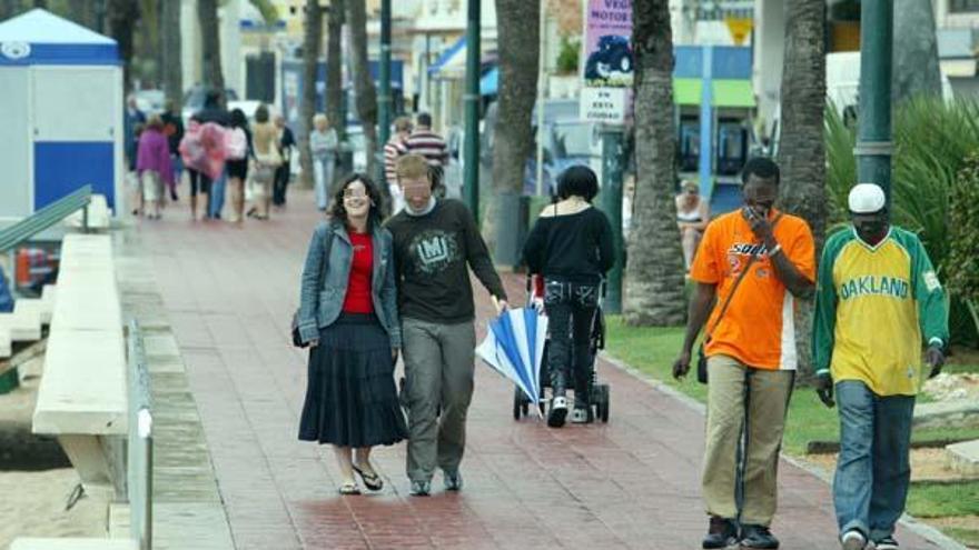 La diversitat de procedència dels habitants censats a Lloret de Mar es fa palesa al carrer, foto d&#039;arxiu.