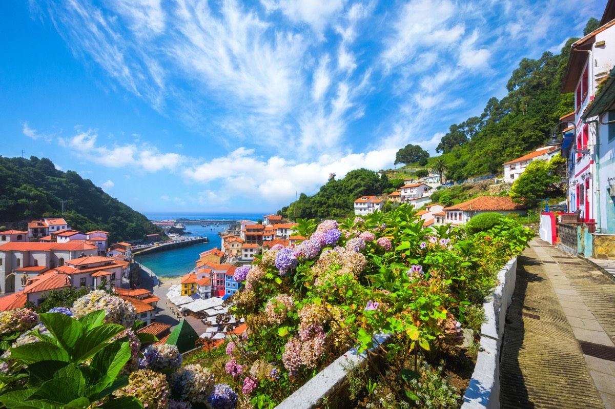 El pueblo más bonito de España es un anfiteatro con casas de colores que limitan con el mar Cantábrico