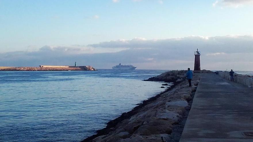 Un crucero con 600 jubilados alemanes fondea en Dénia