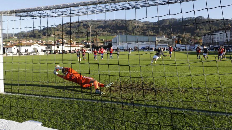 Santi Canelo, portero del Bergantiños, detiene el penalti lanzado por Alorda. | FERNANDO RODRÍGUEZ