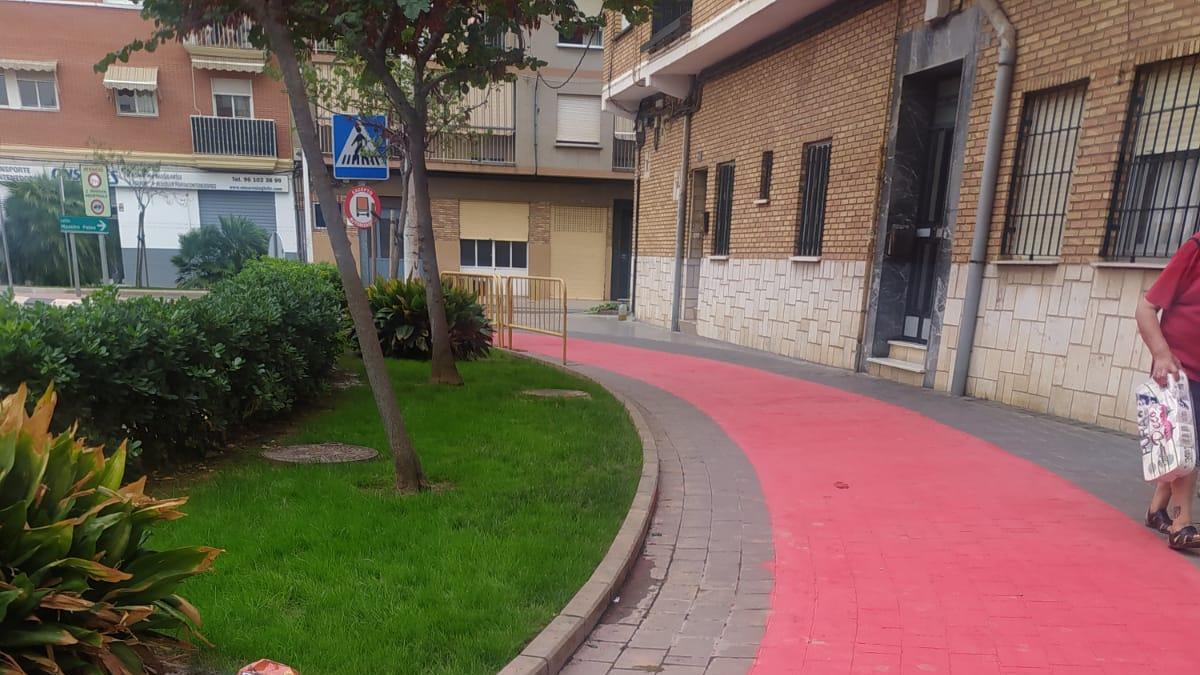 Uno de los tramos del nuevo carril bici, que pasa junto a una finca.