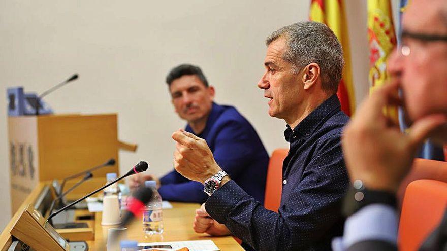 Carlos Gracia, Toni Cantó y Fernando Llopis, en las Corts.