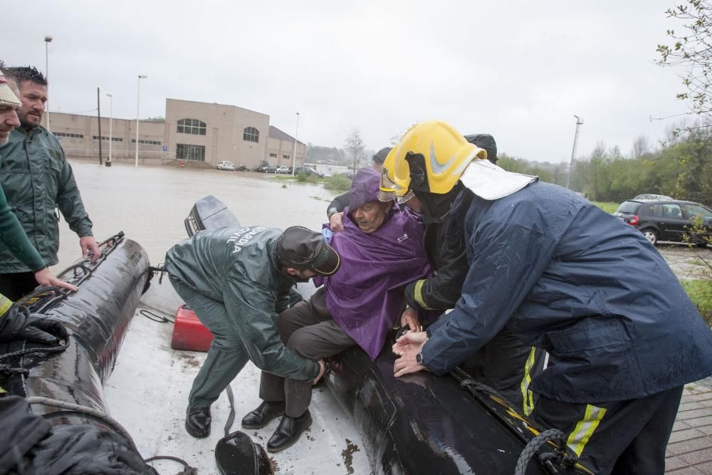 Evacuados en zodiac por las inundaciones en Sada