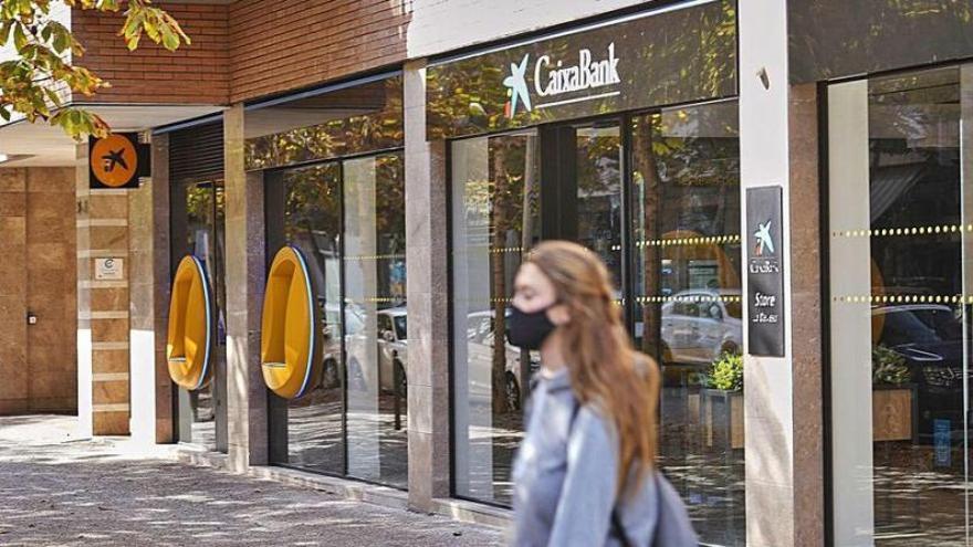 La «store» de CaixaBank a la plaça Miquel de Palol de la Devesa.  | MARC MARTÍ