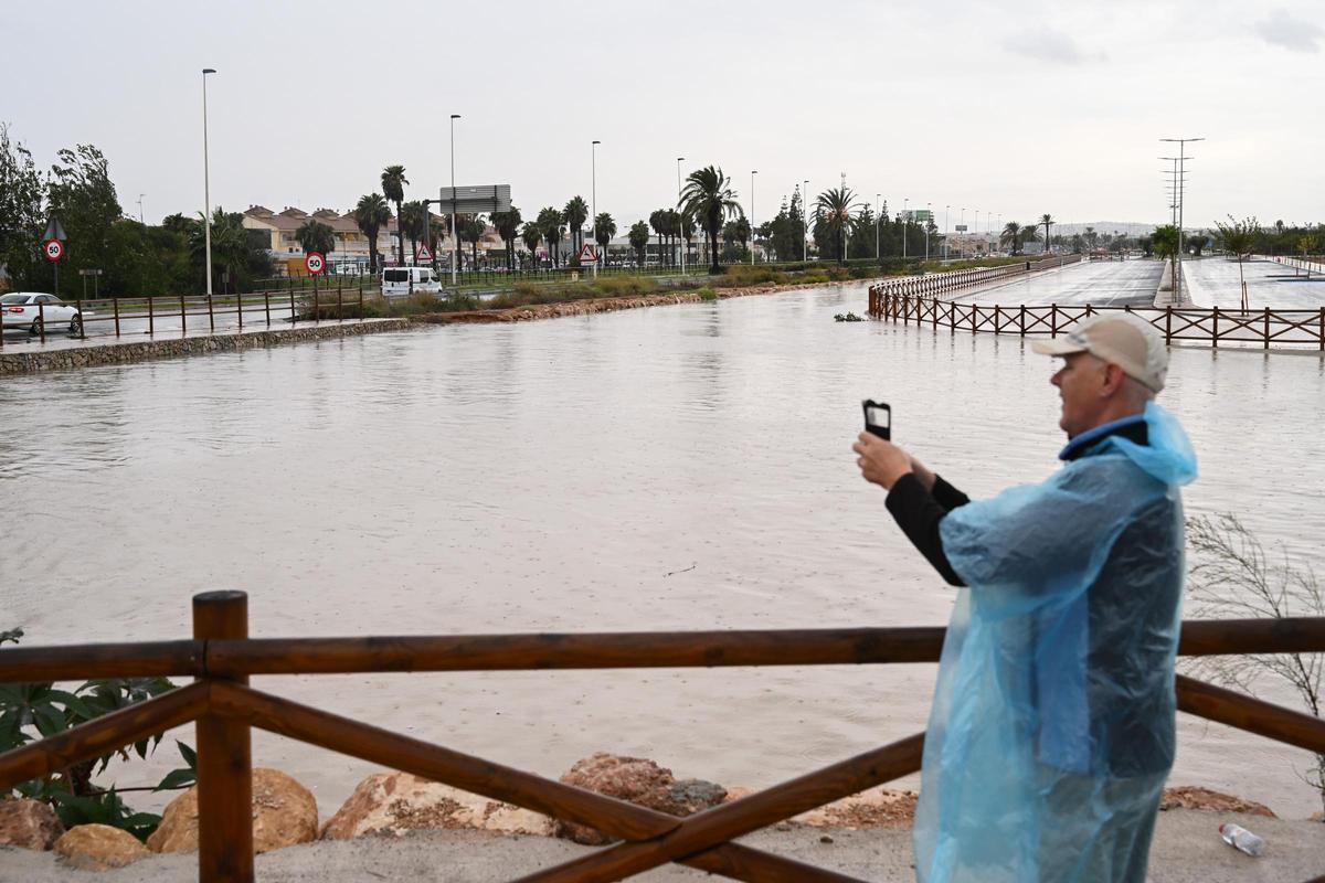Las lluvias del pasado octubre llegaron a desbordar el tanque de tormentas de Torrevieja, anegándose un tramo de la CV-905