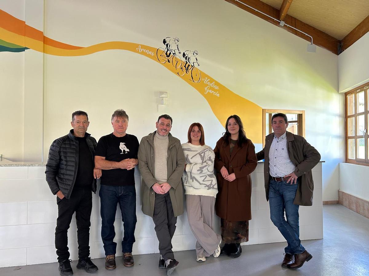 Protagonistas, autoras de la obra y el Alcalde, en el centro de La Chalana.