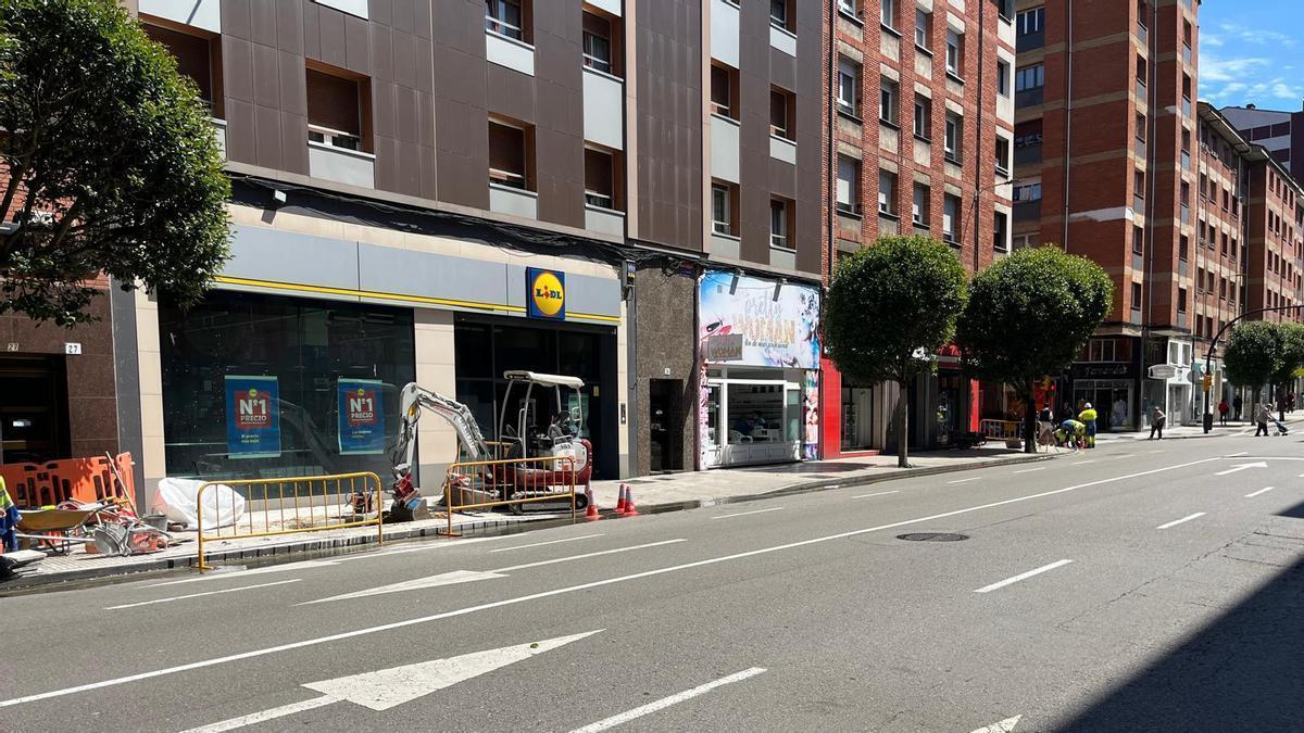Obras en la calle Pérez de Ayala, con los operarios al fondo trabajando.