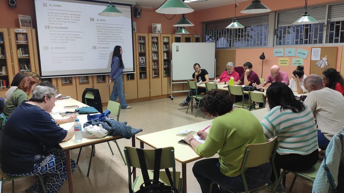 La joven poeta Valle Mozas comparte su pasión por la poesía con el IES Pedro de Luna de Zaragoza